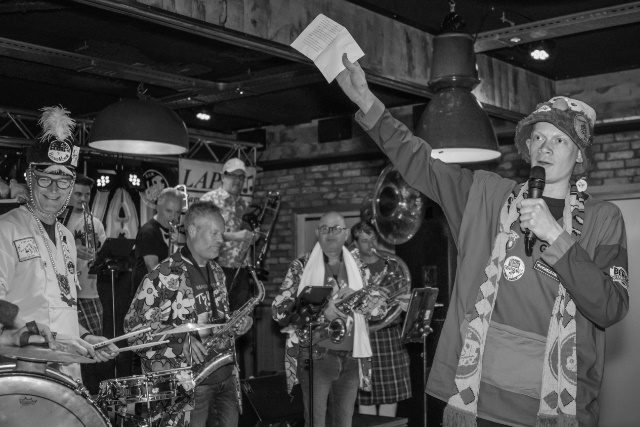 Kapel speelt tijdens carnaval