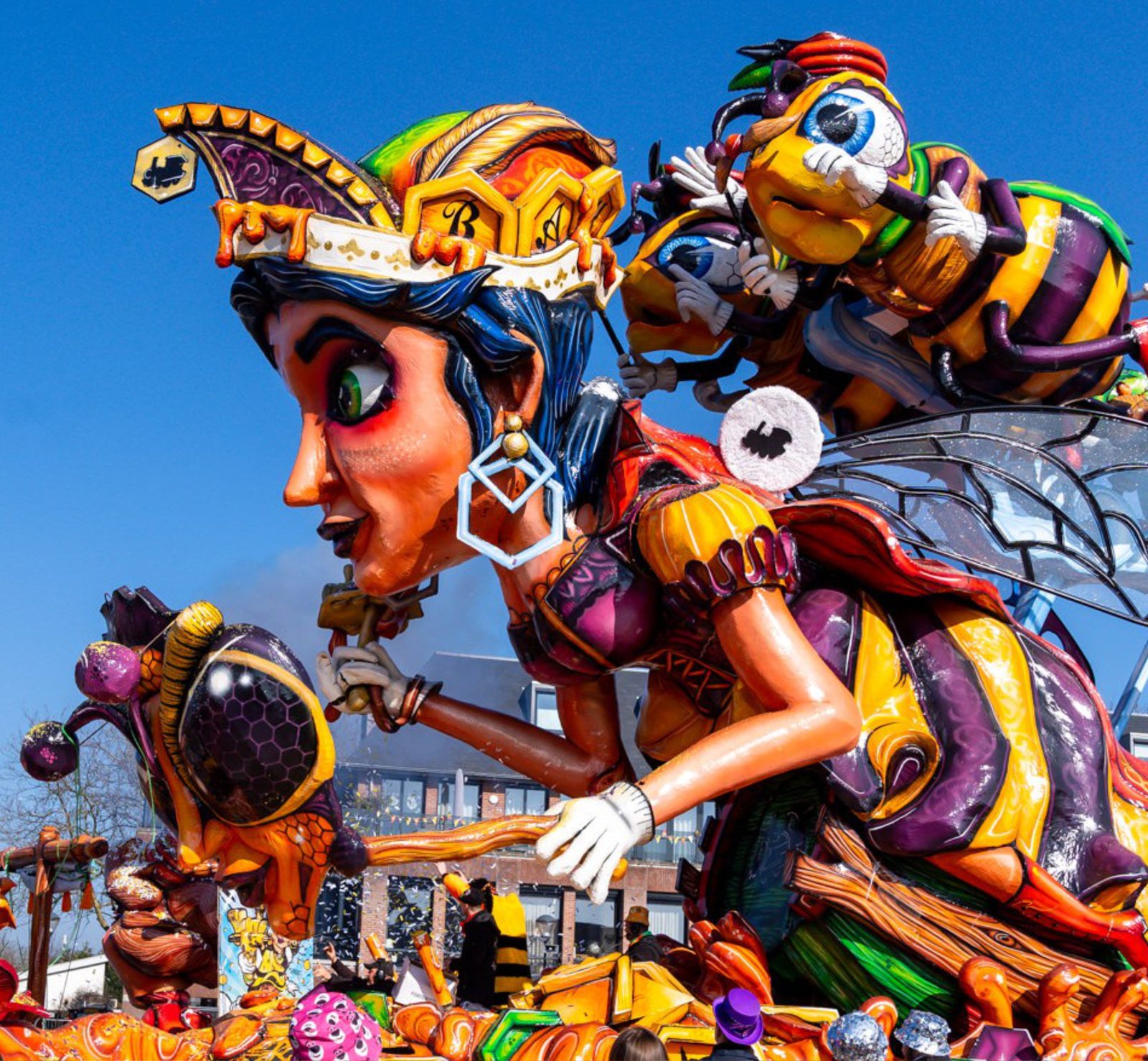 Kleurrijke carnavalswagen in de optocht van Boemeldonck