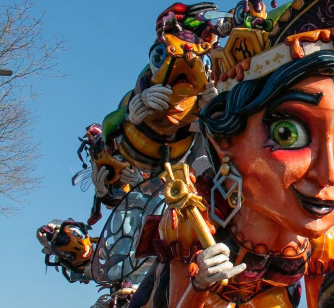 Carnavalswagen met grote pop